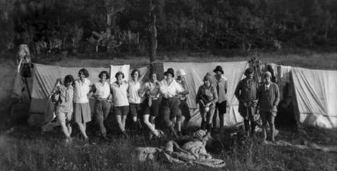 Women trampers, Tararua Range: Arete Trip 1932, combined clubs ascent of Kapakapanui, April 1932, Wellington. Adkin, Leslie. Gift of G. L. Adkin family estate, 1964. Te Papa
