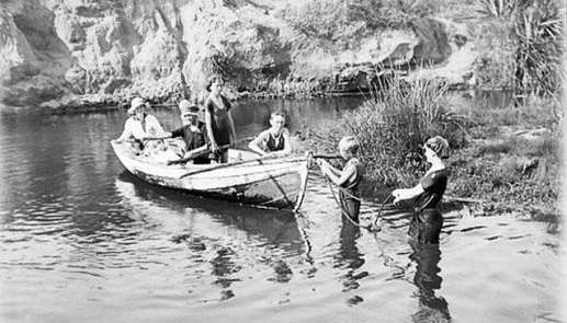Pull for the shore , 27.01.1918. Adkin, Leslie. Gift of G. L. Adkin family estate, 1964. Te Papa